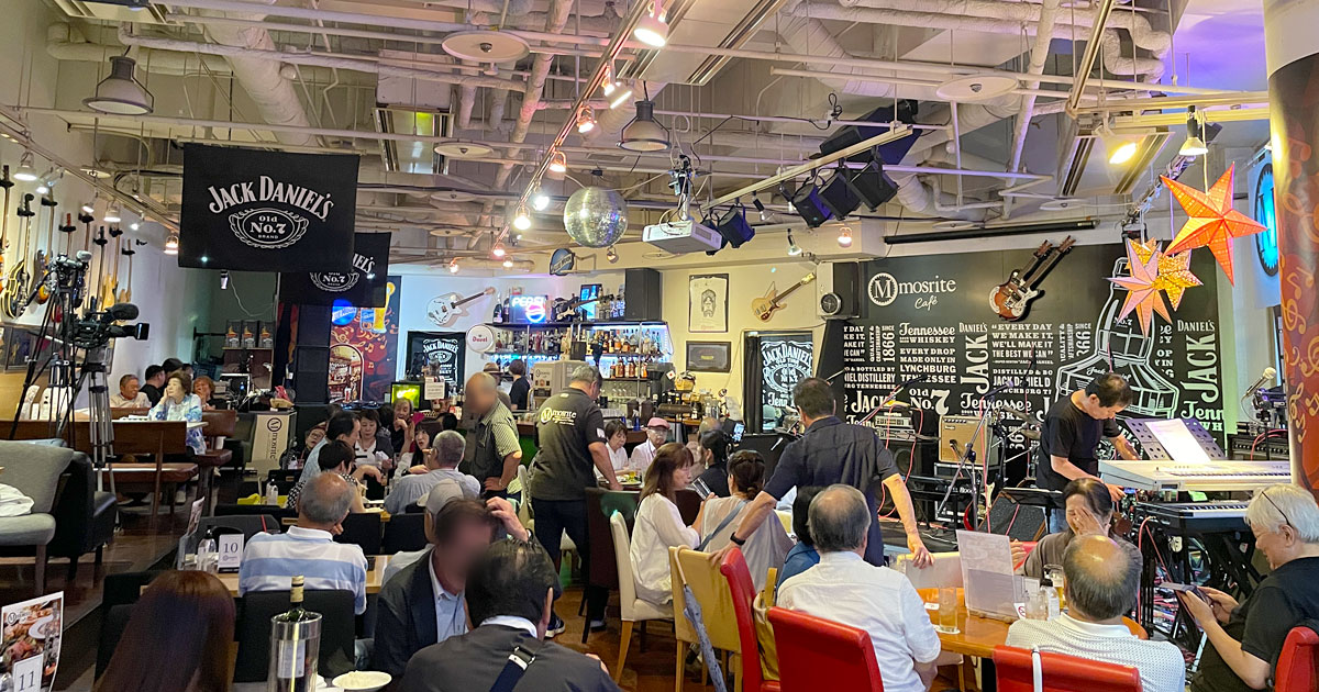 モズライトカフェ神戸で、食事後に賑わうライブ前の客席の様子。