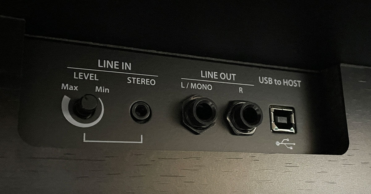 CA701電子ピアノのMIDI端子とライン入力端子、外部機器や音源と接続できる入力部分を示す