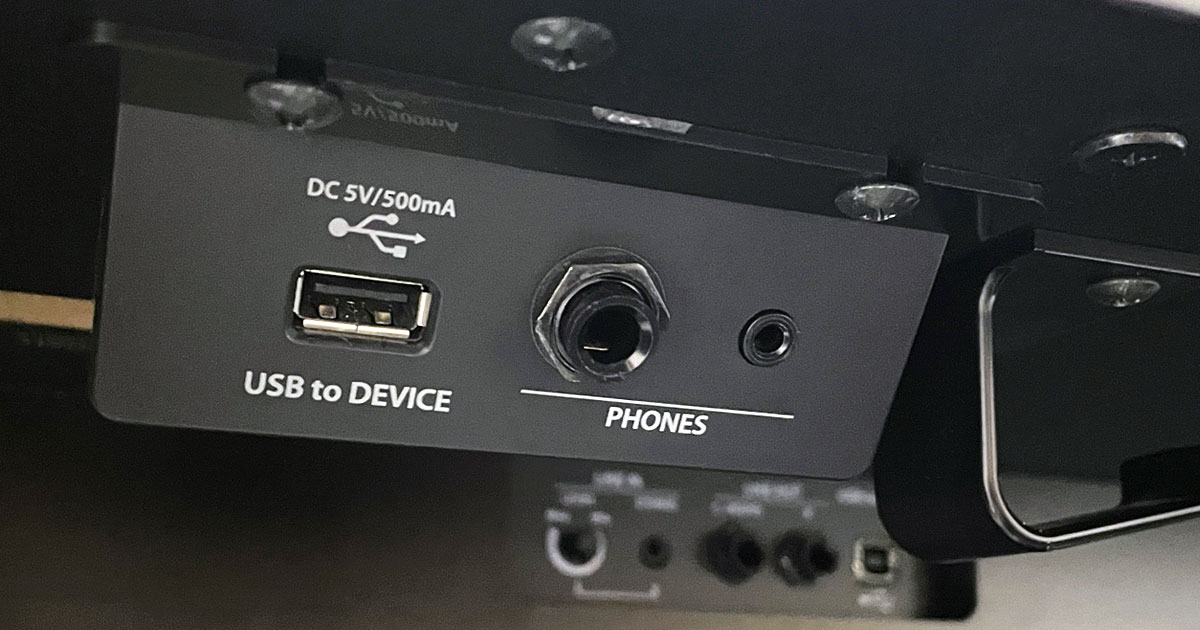 CA701電子ピアノのUSBポートとヘッドホン端子、外部機器接続用の端子部分を示す