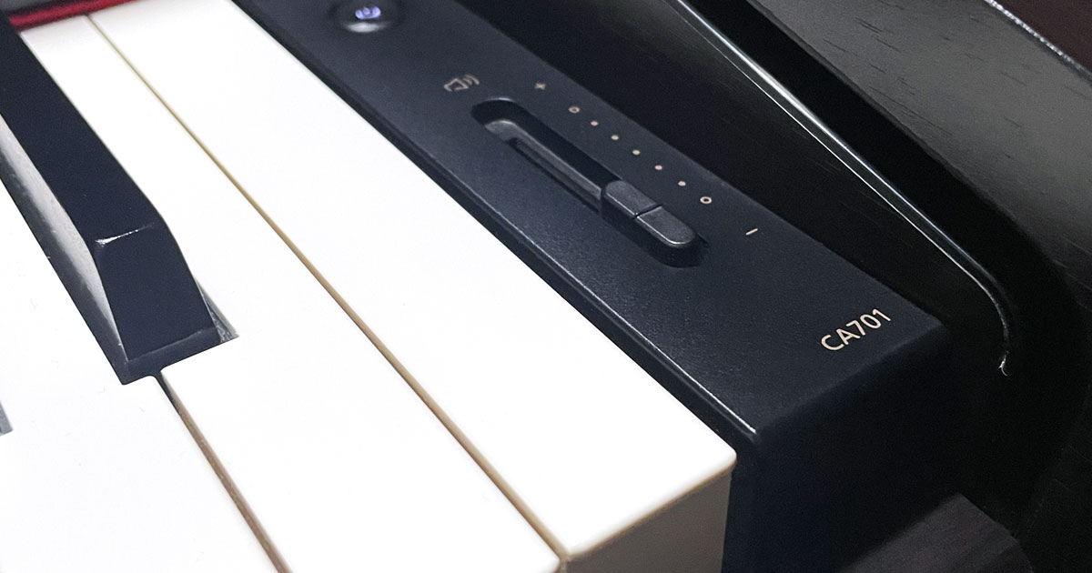 カワイCA701の鍵盤修理作業中。白鍵には全てKAWAIの文字が刻まれており、新しい素材による不具合を解消し、鍵盤の動作を正常に戻しました。