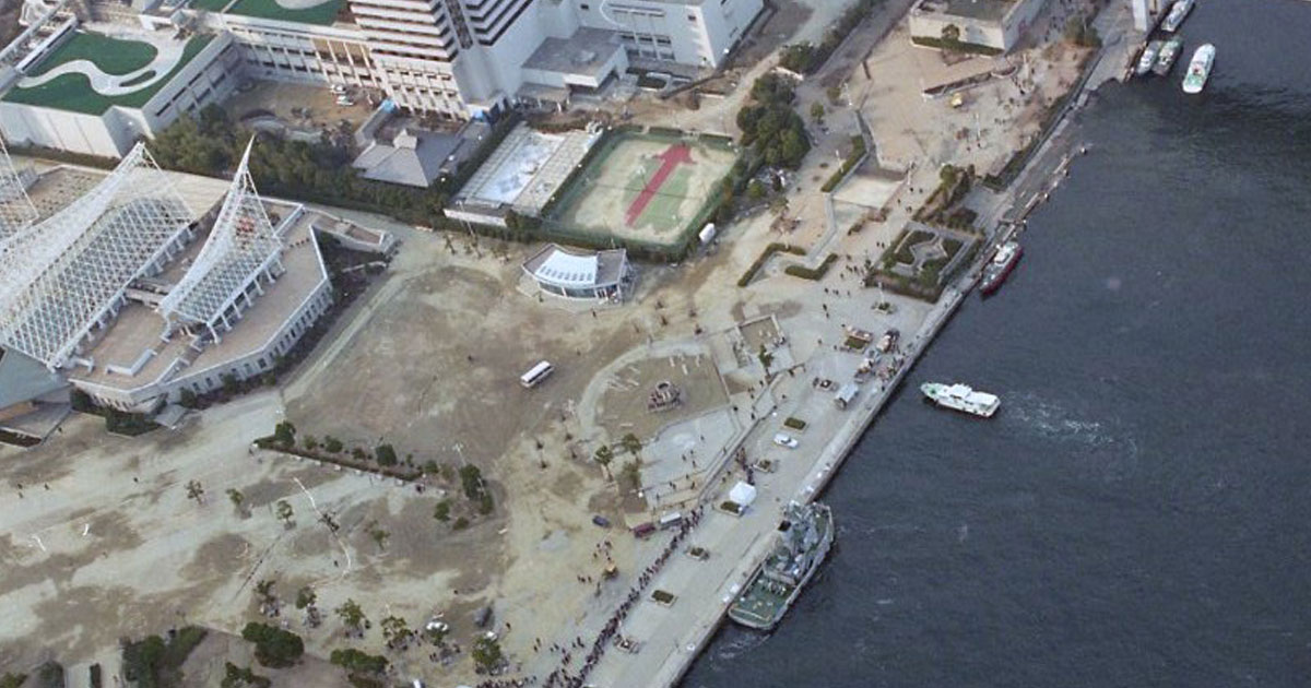 神戸メリケン波止場周辺（阪神・淡路大震災直後、1995年撮影、現在のBE KOBE位置も示す）