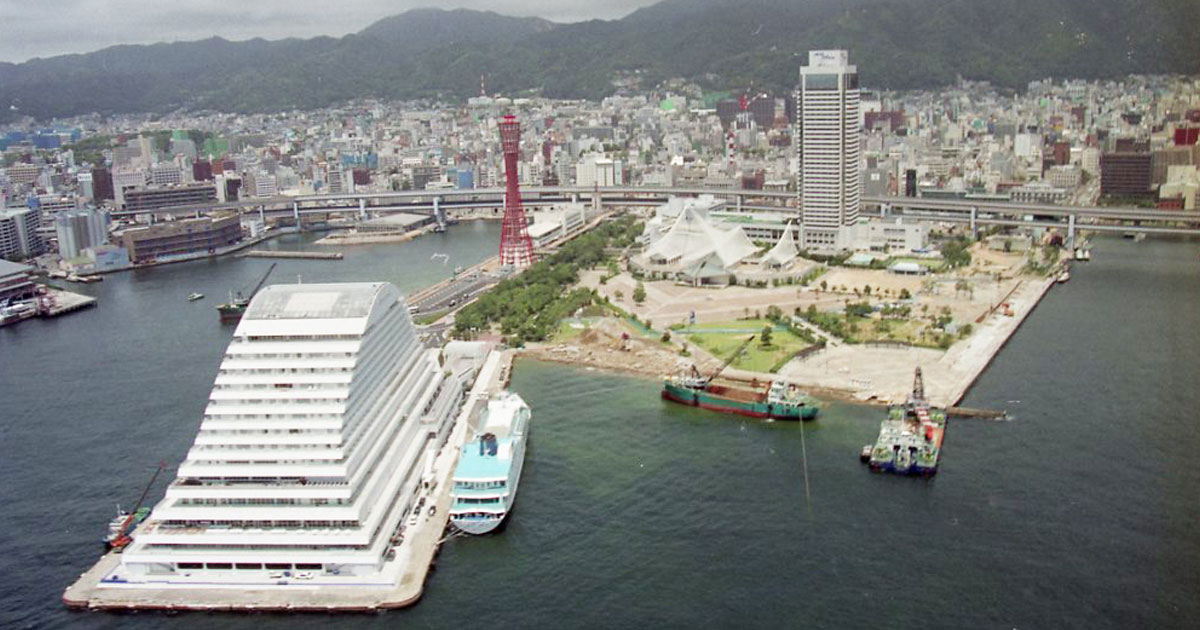 神戸メリケンパーク上空（阪神・淡路大震災後、1995年7月撮影、港と周辺街並みを捉えた航空写真）