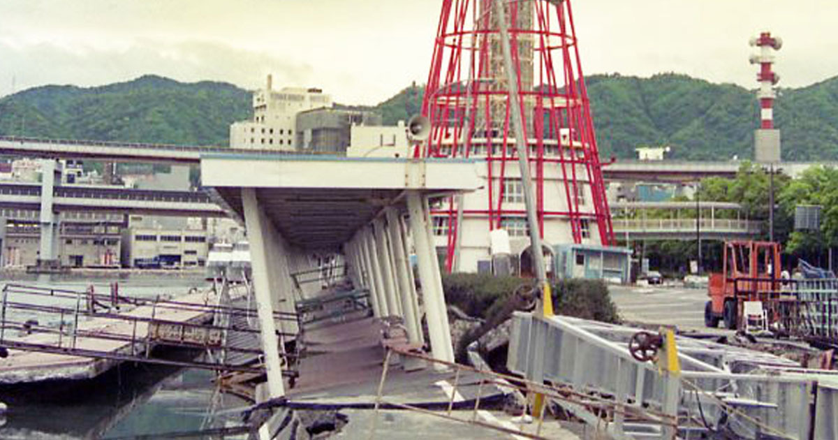 神戸ポートタワー付近の被災状況（阪神・淡路大震災直後、1995年5月12日撮影）