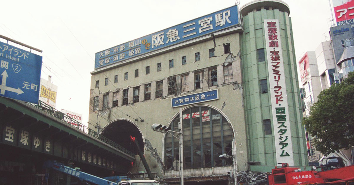 神戸・三宮 阪急会館と阪急三宮駅の外観（1995年1月、震災直前の中心街）