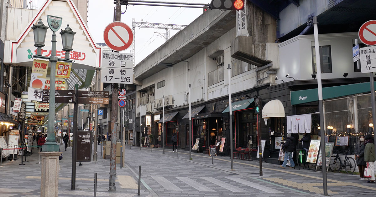 2025年にサンキタ通りを撮影した写真。三宮の街並みと人の往来が写っている。