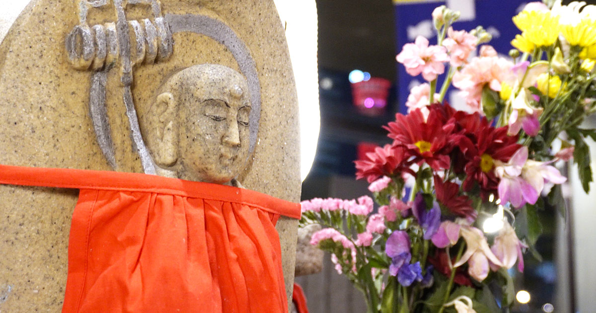 神戸・メリケンパークのメリケン地蔵（2025年1月撮影）、赤く光るポートタワーも写る