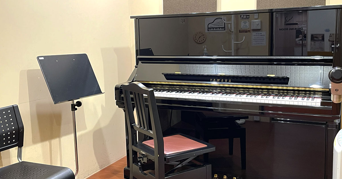 ピアノスタジオ神戸元町にある、アップライトピアノの練習室の様子