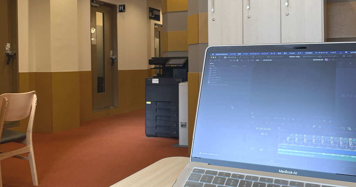 神戸スタジオの休憩スペースでパソコン作業や飲食ができる場所