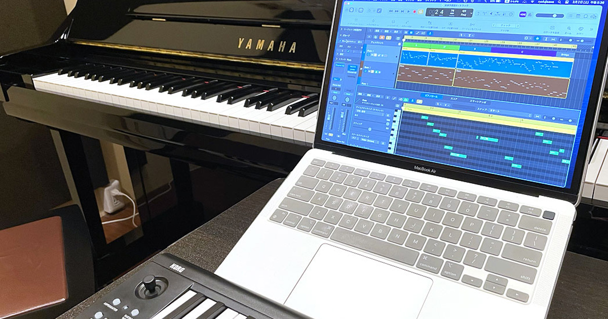 初心者の方も安心。神戸・三宮エリアのピアノスタジオで、クリエイター藤澤遼による個人レッスンを行っている風景