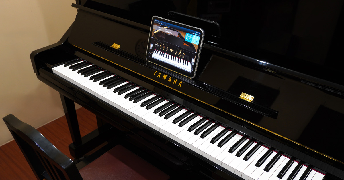 神戸三宮の大人向けピアノ教室のレッスン室、アップライトピアノにiPadを設置し、Bluetoothで講師が演奏