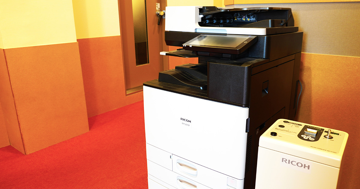 神戸三宮のピアノ教室スタジオ内にあるコピー機