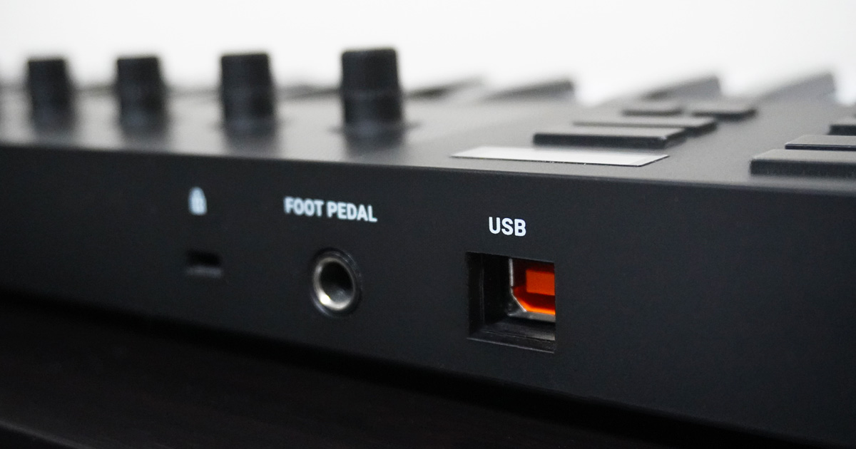 Komplete Kontrol M32の背面。USBポートとフットペダル端子を備えた接続部