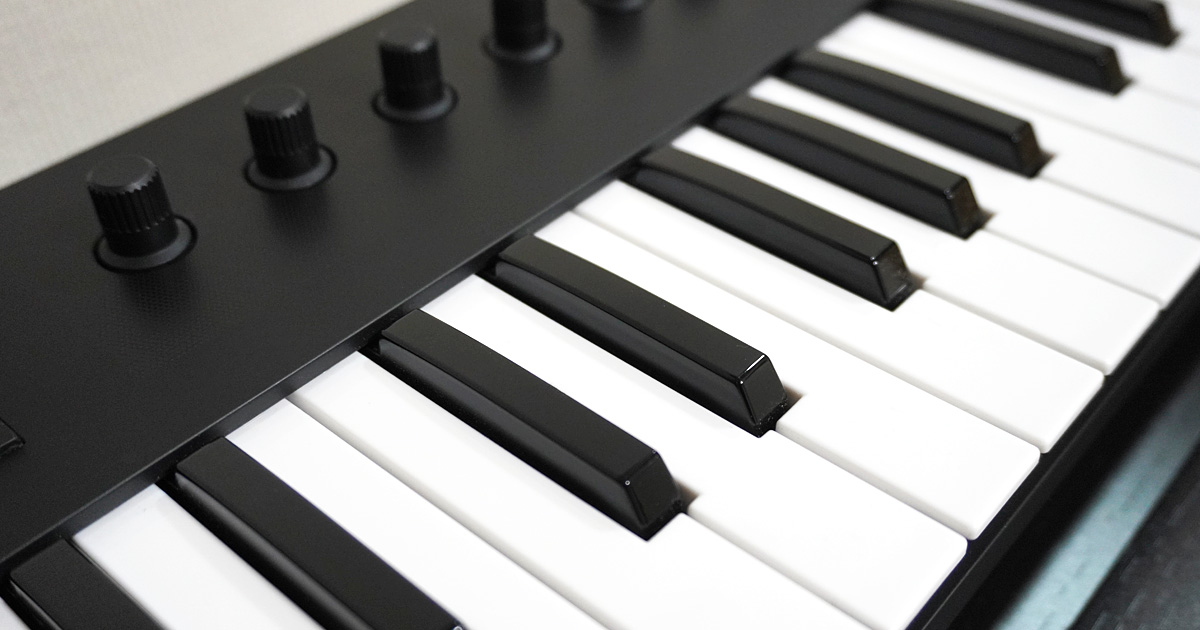 Komplete Kontrol M32の鍵盤部分。32鍵のミニ鍵盤とコントロール部の拡大