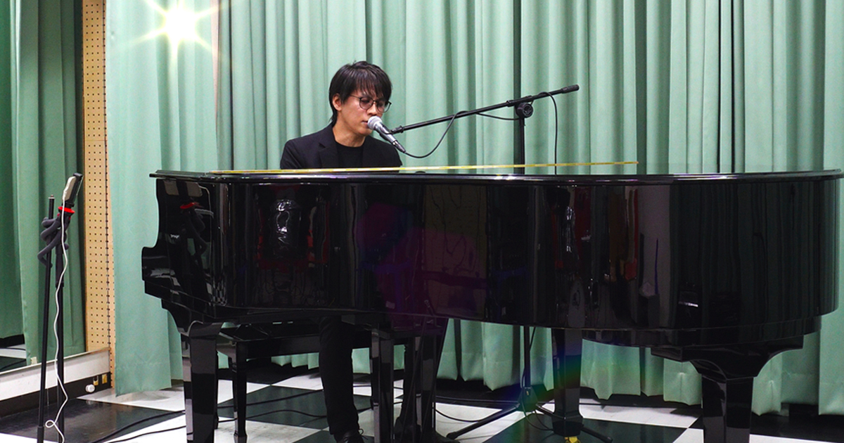 神戸市中央区・三宮の100BANスタジオで、藤澤遼が松山千春の『夢の旅人』を演奏している写真