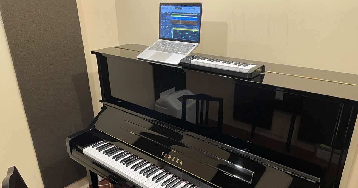 アップライトピアノとMIDIキーボード、PCを設置した、DTM・作曲にも対応するピアノレッスン環境