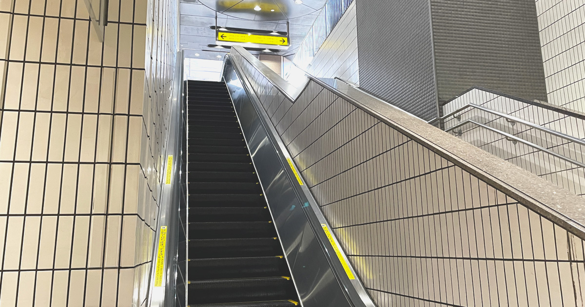 阪神元町駅西口の西出口にあるエスカレーター。大通り側へ出られる出口。