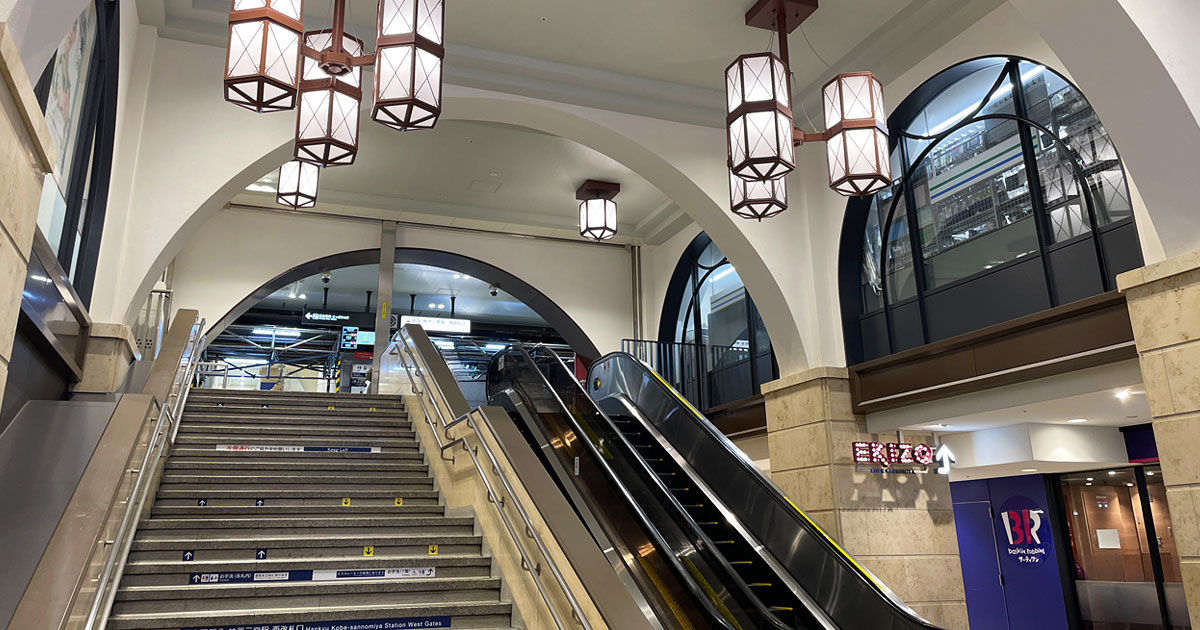 阪急神戸三宮駅西改札口のエスカレーター。ここから高架下商店街へ向かうルート