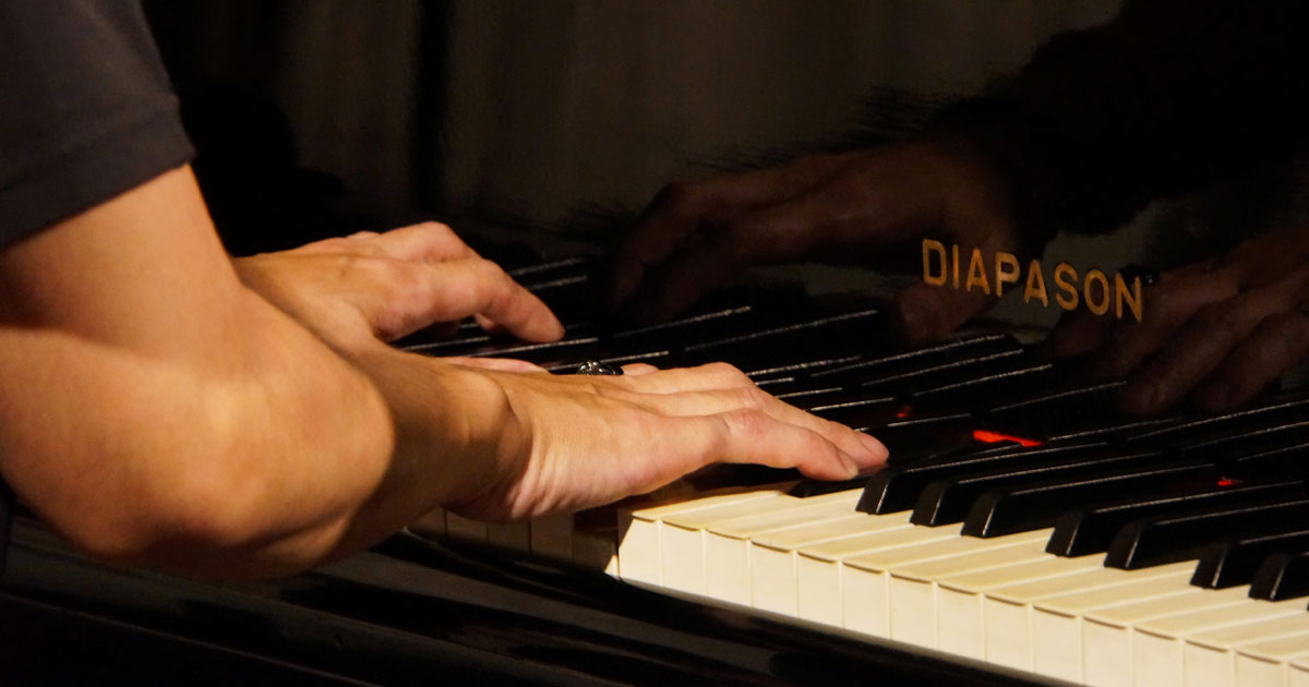 神戸三宮の大人向けピアノ教室講師、藤澤遼がライブ演奏でピアノを弾いている手元。
