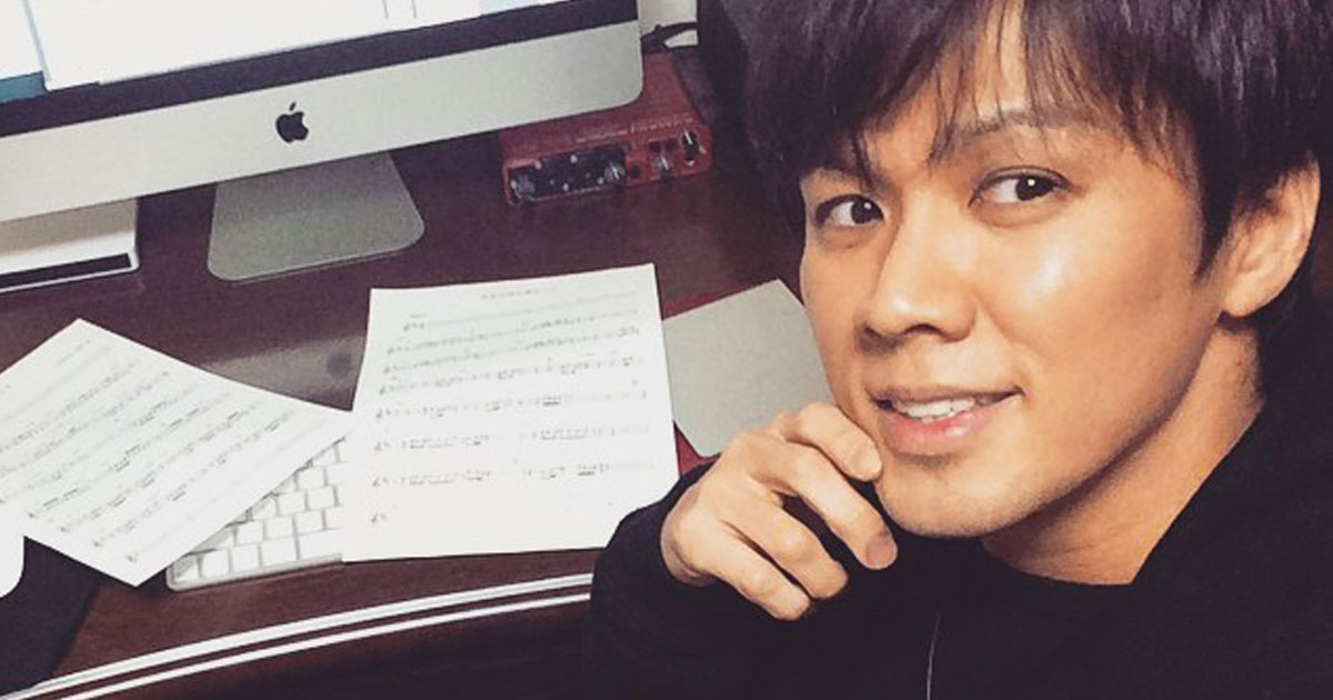 神戸三宮の大人向けピアノ教室講師、藤澤遼の横顔写真。笑顔でピアノ演奏を想起させる雰囲気で、教室やレッスンの親しみやすさを表現。