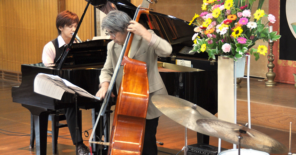 神戸三宮の大人向けピアノ教室講師、藤澤遼がピアノを演奏し、ベースとドラムと共にトリオでライブしている様子。教室では個人レッスンに加え、アンサンブル経験も対応しています。