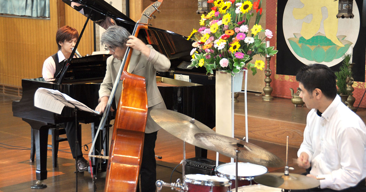 神戸三宮の大人向けピアノ教室講師、藤澤遼がピアノを演奏し、ベースとドラムと共にトリオでライブしている様子。教室では個人レッスンに加え、アンサンブル経験も対応しています。