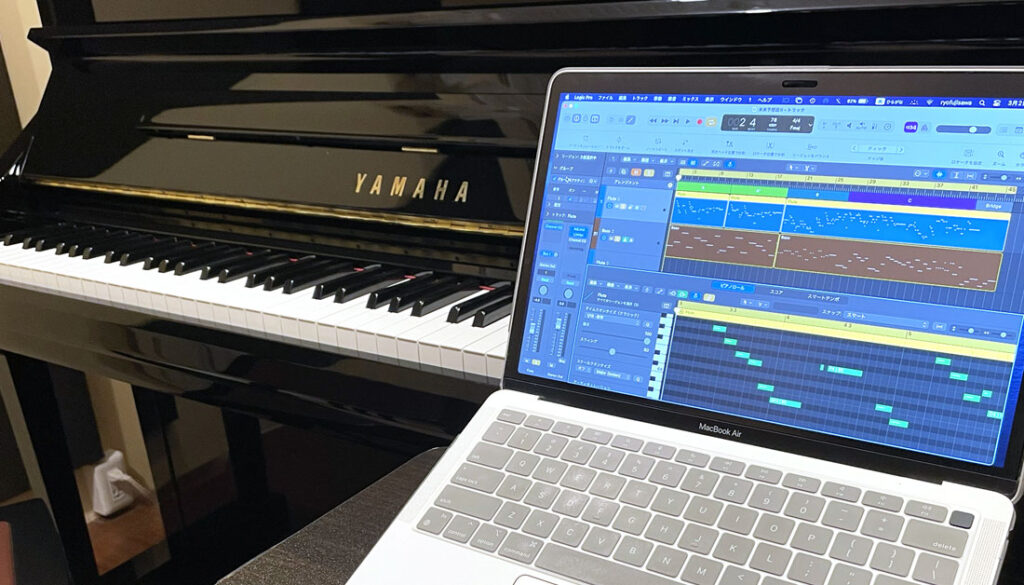 アップライトピアノとノートパソコンが並ぶ神戸・大阪のDTMレッスン用スタジオの写真