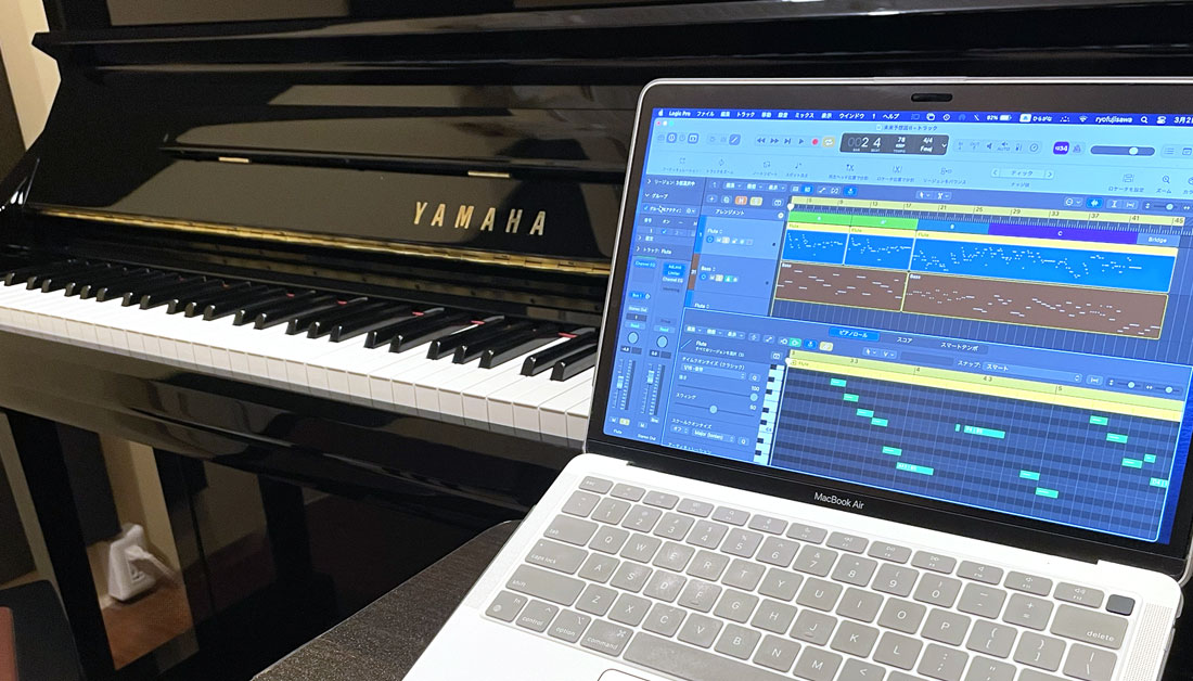 アップライトピアノとノートパソコンが並ぶ神戸・大阪のDTMレッスン用スタジオの写真