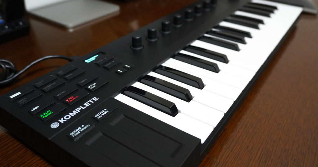 Komplete Kontrol M32 MIDIキーボード本体の外観