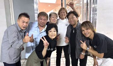 西口久美子さんが寺内タケシとブルージーンズのメンバーと共に神戸のモズライトカフェでのライブ終了後に撮影された写真。