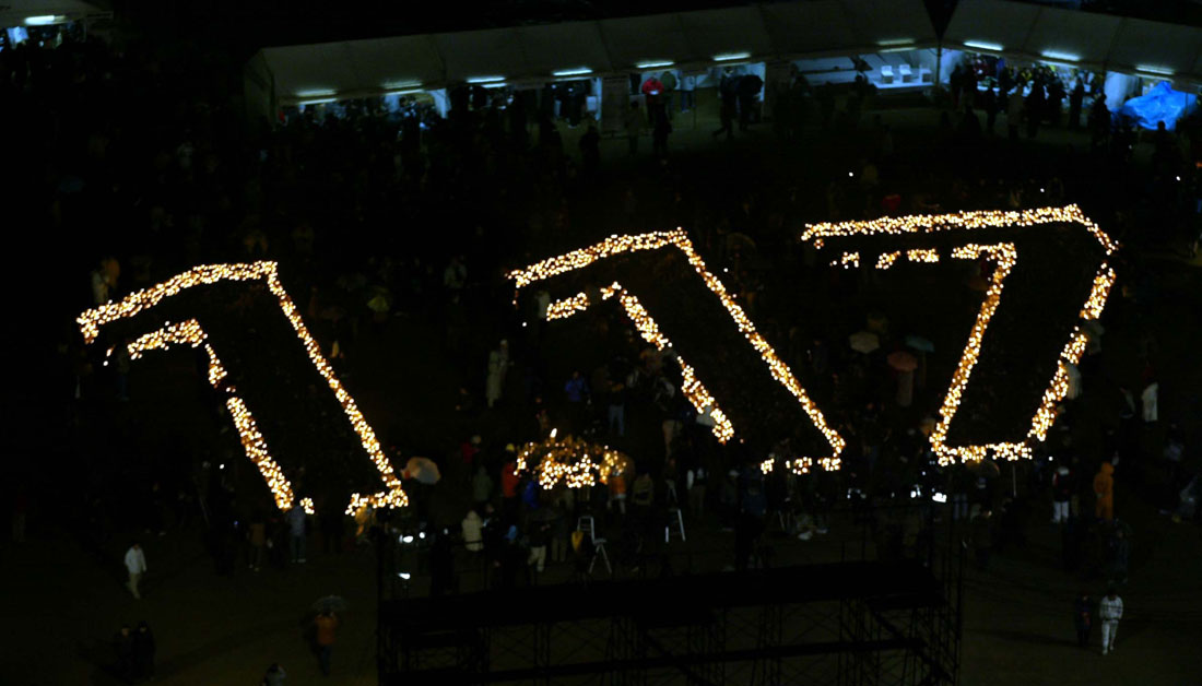 神戸市東遊園地で灯された阪神大震災の追悼キャンドル