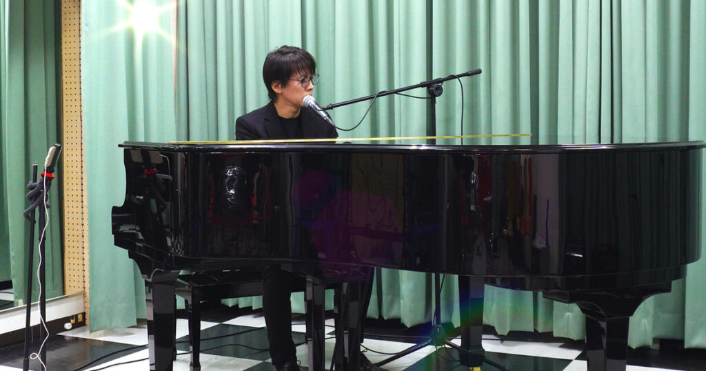 神戸市中央区・三宮の100BANスタジオで、藤澤遼が松山千春の『夢の旅人』を演奏している写真
