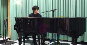 神戸市中央区・三宮の100BANスタジオで、藤澤遼が松山千春の『夢の旅人』を演奏している写真