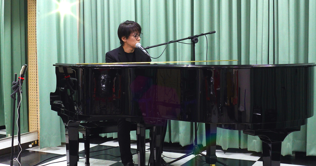 神戸市中央区・三宮の100BANスタジオで、藤澤遼が松山千春の『夢の旅人』を演奏している写真