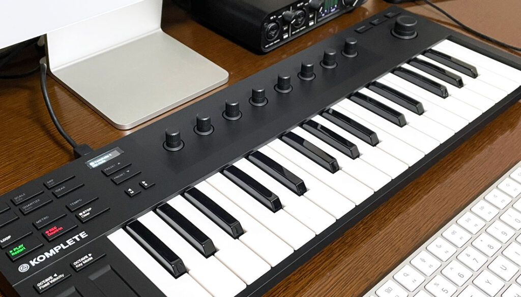 MIDIキーボードを使用してパソコンと組み合わせながら音楽制作を行う様子