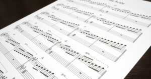 神戸三宮・元町の大人向けピアノ体験レッスン用アイキャッチ画像。指のウォーミングアップや簡単なスケール練習を行い、初心者も安心してピアノに触れられる様子を表現。