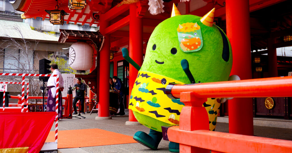 神戸三宮・生田神社の境内で節分に参加したカルビーのマスコット、鬼の姿をしたミーノ君